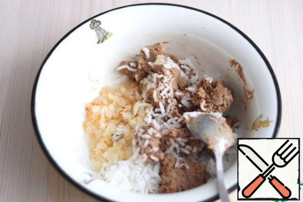 Boil chicken liver (150 gr.), pass through a meat grinder, add salt and ground black pepper to taste. Chop the onion into small cubes. Add 2 tablespoons of melted butter to the pan and saute the onion until Golden. Cook rice (4 tablespoons) in salted water until Al dente. In a bowl, combine the components of the filling for baking, adjust the salt to taste, add a little broth. The filling should turn out to be tender and soft in consistency.