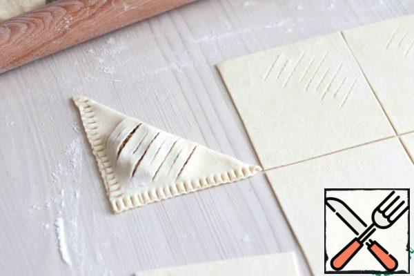 Connect the outer opposite corners of the square. Along the edge of the triangle, press the sides with a fork.