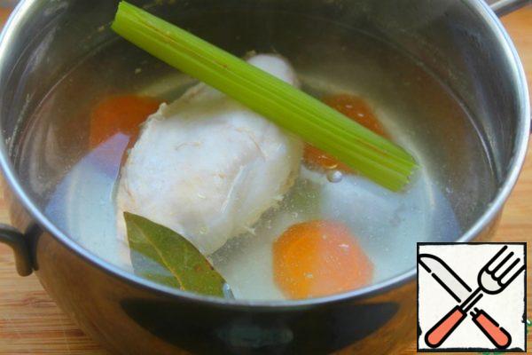Pour 750 ml of water into a saucepan add celery stalks carrots Bay leaves salt to taste.
Bring to a boil lower the chicken breast fillet and cook until it boils for 10 minutes.
Turn off the heat and leave it in the saucepan until it cools down.
