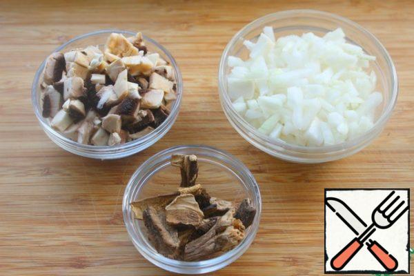Cut the onion, mushrooms, and ground the dry mushrooms into a powder.