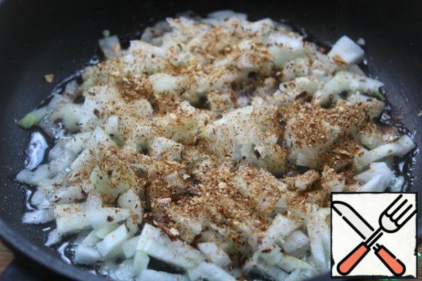 Fry the onion in vegetable oil for a couple of minutes, then add the mushrooms and sprinkle with mushroom powder.