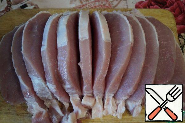 Cut the pork carbonade into slices.