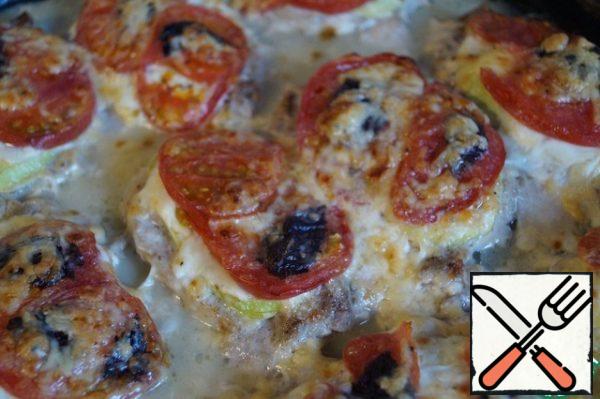 Cover the pan with meat on top with foil and send it to bake in the oven at 180 degrees for 30 minutes. Then remove the foil and let the meat brown.