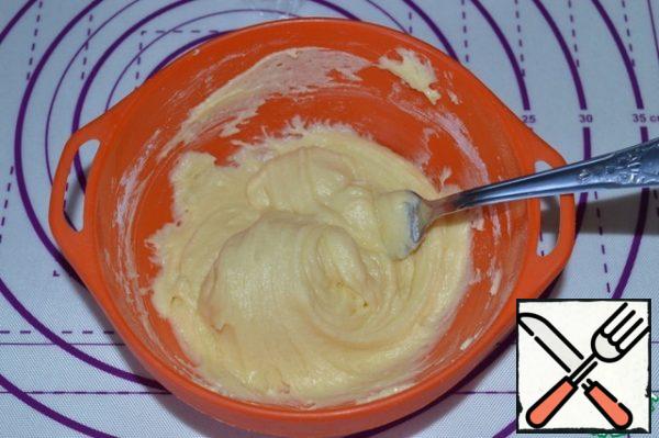 Prepare the filling: add the sugar to the butter and beat until fluffy, then enter the egg and vanilla sugar, mix, add the flour and mix again until smooth.