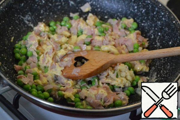 In a bowl, beat the eggs with a fork. Add salt 1/2 teaspoon, or less if your ham is salty.
Pour 2 eggs into the pan, stirring quickly, fry, but not for long. The filling should be gently soft.
Place on a plate and let cool.