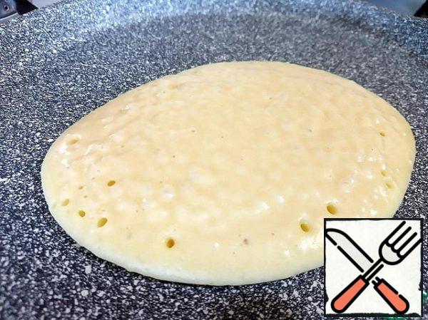 On a well-heated pan (preferably with a non-stick coating), pour a portion of the dough and bake until bubbles appear.
