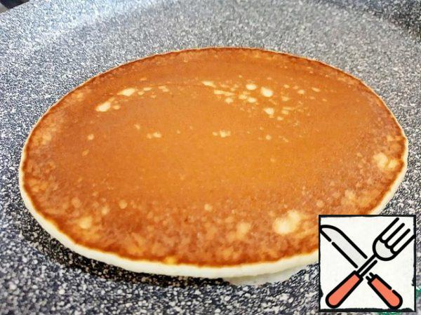 Brown on both sides. I want to note that the fire should not be very strong, rather, a little below average. Pancake very quickly browned.