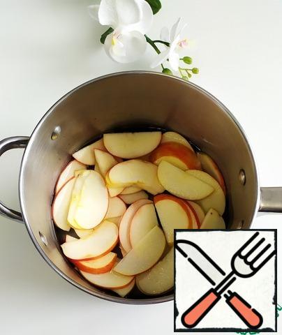 Put the apples in a saucepan and add 2 tbsp of sugar. Pour 1 liter of water. Put it on the stove. As the water boils, cook for 2 minutes.