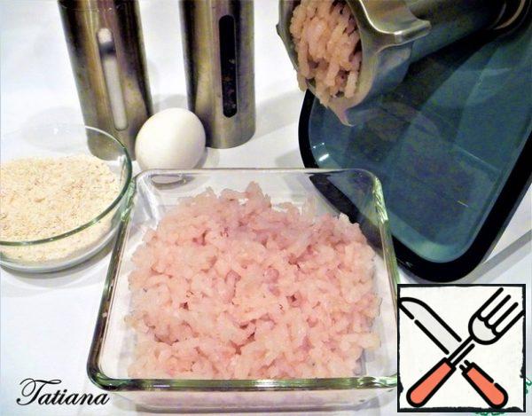 Using a meat grinder with a fine grid, chop the fillet of white fish.
In minced meat (~ 500 g.)add the crushed oat flakes, raw egg, salt and pepper to taste. Mix the mass well, put it in a container with an airtight lid, put it in the refrigerator for 5-6 hours (you can do it for a day).