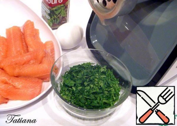 Chop the red fish fillets using a meat grinder with a large grate. Wash the parsley, dry it, and chop it finely. Add chopped parsley, raw egg, salt (to taste), and a mixture of spices to the minced salmon (~250 g).