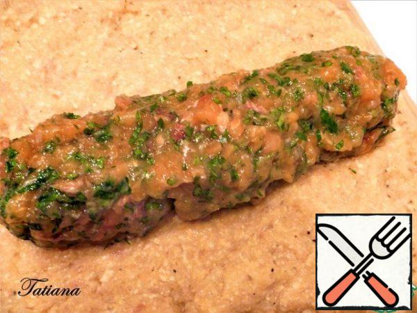 On the table lay the food wrap, on top of the film generously sprinkle with herbs (mill-coarse grinding). Put the minced light fish on the spices in a layer of 1-1. 5 cm. according to the size of your steamer. In the center of the fish layer, put the" sausage " of minced salmon.