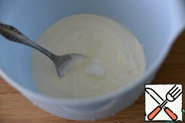 Take yogurt without additives, add stevia and vanilla, I have vanilla extract, mix. Of course, you can replace it with powdered sugar to taste (about 4 teaspoons on average)
