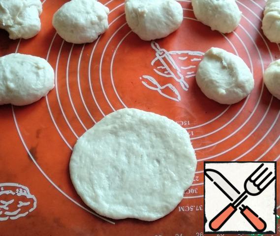 Knead the risen dough and divide into pieces, I divided it into 15 pieces. Roll each piece into a circle.