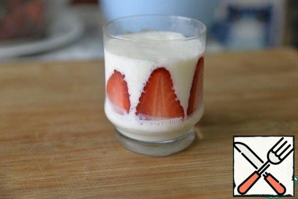 Carefully pour the yogurt jelly solution into the glasses. Put in the refrigerator to completely solidify for at least 1 hour.
