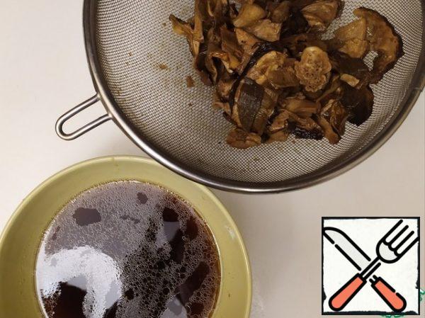 After 20 minutes, strain and save the liquid.Due to this simple operation with dried mushrooms, we get a rich mushroom broth, which is useful for us during the preparation of rice.