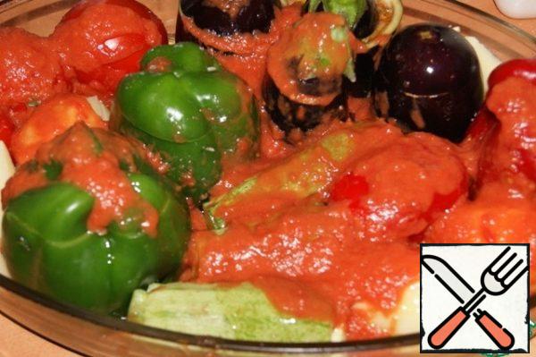 Cover all vegetables with lids.
Sauce:
Punch the tomatoes, oil and spices with a blender.
Pour the vegetables on top.