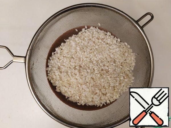 Wash the rice and leave to dry.