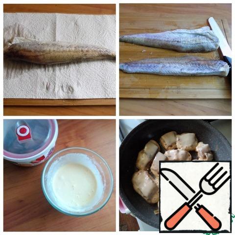 I'll take a whole fish and make a fillet out of it, cutting off all the fins and tail. Wash, dry with a paper towel and cut into pieces about 2.5-3 cm wide. For this amount of fish, I will take only 1 St l of soy sauce. Marinate, a little sprinkled with pepper pieces-Cayenne. You can pepper the fish with any pepper you like. If there will be children, do not pepper. I'll cover the dishes and make the batter. Pour 2 tablespoons of kefir into the dish and extinguish a little of the baking soda in it. Break the egg, working with a fork, connect the mixture. Add flour and mix each spoon. The batter should have the consistency of thick sour cream. Add salt to taste, not forgetting the soy sauce. Heat the pan. I'll use a non-stick one and just put a little oil on it. Fry the Pollock pieces on both sides over medium heat for a couple of minutes, dipping them each in the batter, skewering them on a fork.