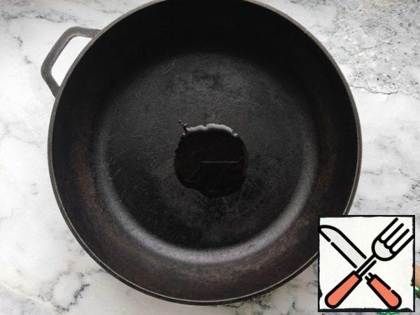 Heat the oil in a frying pan.