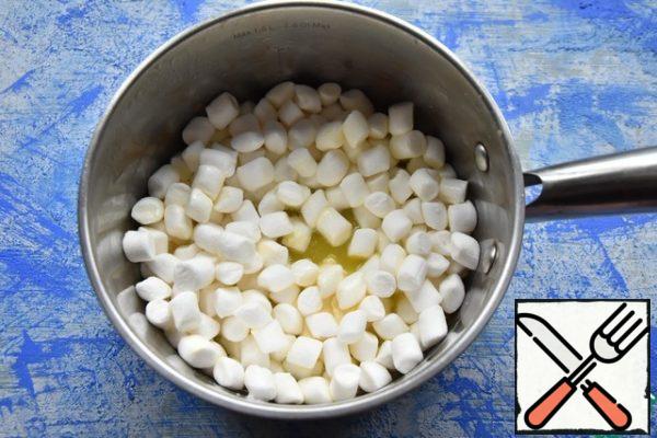 In a saucepan, melt the butter, pour 150 grams of marshmallow and melt it over low heat.