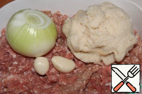 Soak the bread in water, squeeze it out, add it to the minced meat and knead it thoroughly.