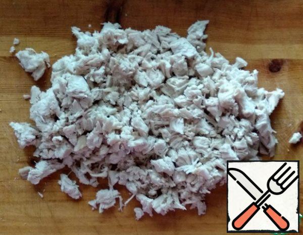 Pre-boil the chicken fillet and cut it into small pieces.