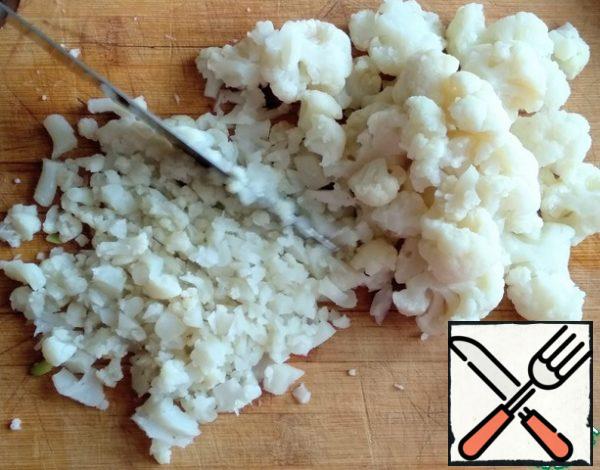 Boil the cauliflower for 3 minutes. Large stems finely cut, and leave only the caps of inflorescences.