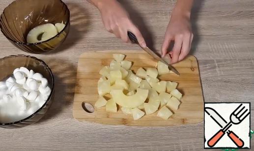 Cut the pineapples into small slices.