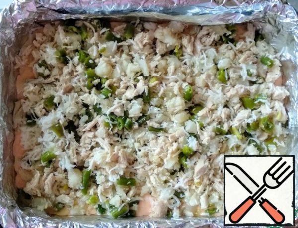 If necessary, cover the baking dish with baking paper or foil, grease with vegetable oil (1 tbsp.). Put a little more than half of the dough in the form. Top with the beans, protein, chicken and chopped cauliflower.