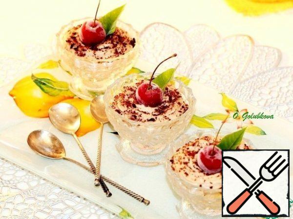 Before serving, I decorated the dessert with grated chocolate and berries. You can decorate with almond petals or coconut shavings.
The second time, I tried to cook with peanuts and walnuts (50: 50), also very tasty.Bon Appetit!