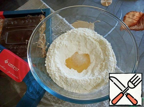 Sifting the flour into a bowl, make a recess and add salt and vegetable oil.