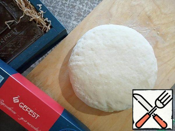 When the mass cools, knead a homogeneous dough. Cover with a napkin and leave for 15 minutes.
