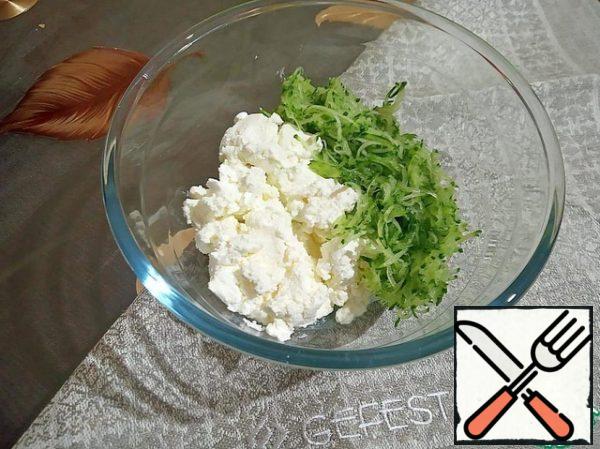 Add the cucumber grated on a small grater to the soft cheese, add a little salt and mix thoroughly.