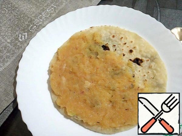 On each pita bread spread the minced meat and evenly "smear" (I got 3 tablespoons).