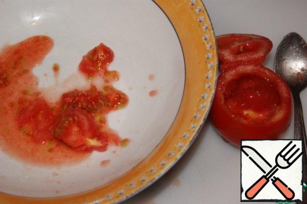 Tomatoes should be ripe, but not soft. The lid of the tomato is not cut off until the end, and the pulp and juice are preserved.