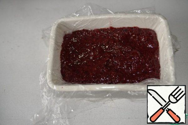 A small form is covered with film, pour the cherry with jelly. Put in the refrigerator for complete solidification. If necessary quickly, then put in the freezer.