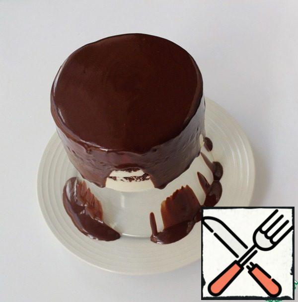 Put the chilled dessert on a Cup and pour the chocolate icing over it.
Glaze: heat the milk to a hot state, put the chocolate, dissolve constantly stirring until smooth.