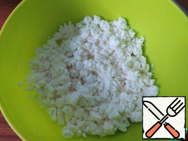 I will tell you from the beginning about cottage cheese, because it will depend on how much flour you will need. I have 1 kg of crumbly cottage cheese. It is very wet, but I do not weigh it, and use it as it is.