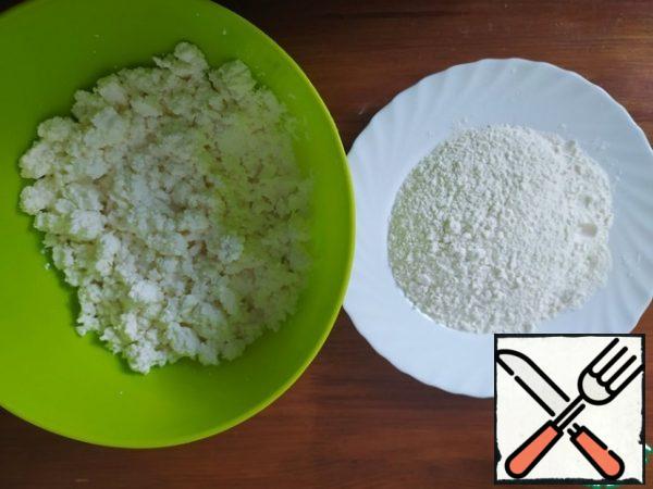 Mix the cottage cheese and flour, adding salt and sugar. I want to say that when making a salty filling, sugar emphasizes the taste very well.
We don't add eggs.