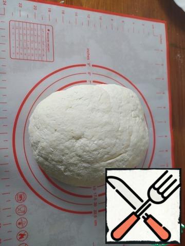 Mix everything into a ball. If necessary, add flour. But you do not need to knead for a long time, otherwise the ready-made cheesecakes will be "rubber".