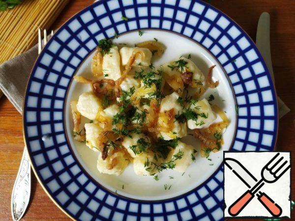 Put the hot cheesecakes on a plate and sprinkle the roast on top.