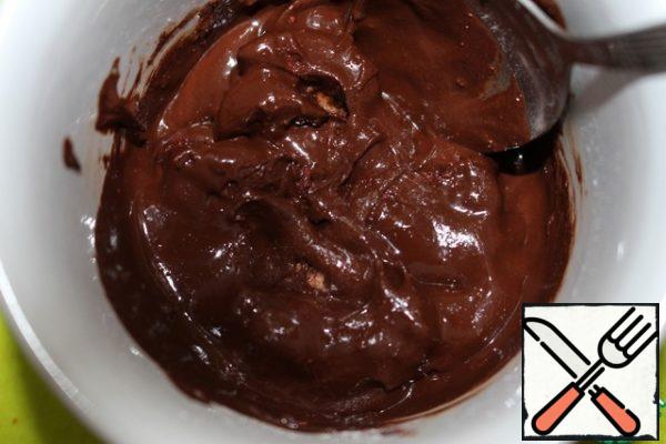Mix the melted chocolate with the dry mixture and marshmallows and arrange in the candy molds. Put in the refrigerator for 20-30 minutes.