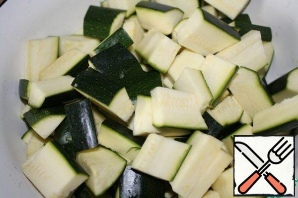 Cut the zucchini into small cubes.
Soak the noodles in cold water for half an hour, or watch the instructions for how much to soak.