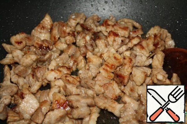 Cut the meat into thin strips.
Heat a frying pan with oil and fry the meat until Golden.
If there is sesame oil, you can drop a couple of drops, it will give a peculiar taste to the dish.