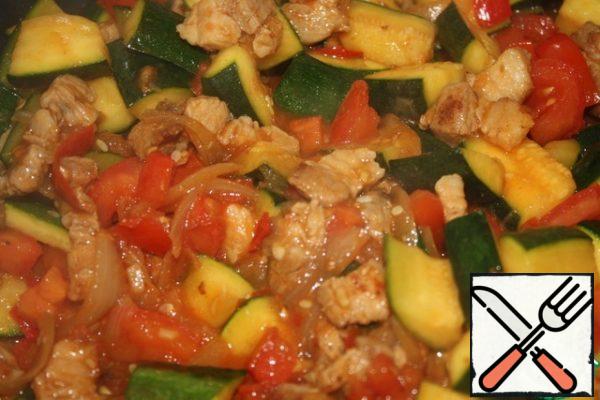 While the zucchini is being fried, cut the tomatoes into cubes.
Add to the meat and fry until the tomatoes are soft.
Add soy sauce and a little hot water.
I have starch added immediately to hot water.
Ordinary starch should be diluted with cold water and then added.
Salt and pepper everything to taste.