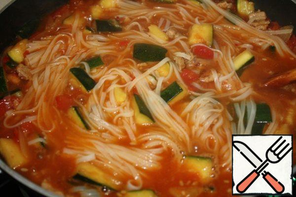 Take out the noodles and add them to the vegetables.
Cook all together for 5 minutes.