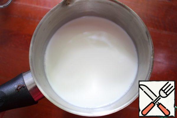 Put the coconut milk, sugar and vanilla sugar in a saucepan. Put on medium heat.