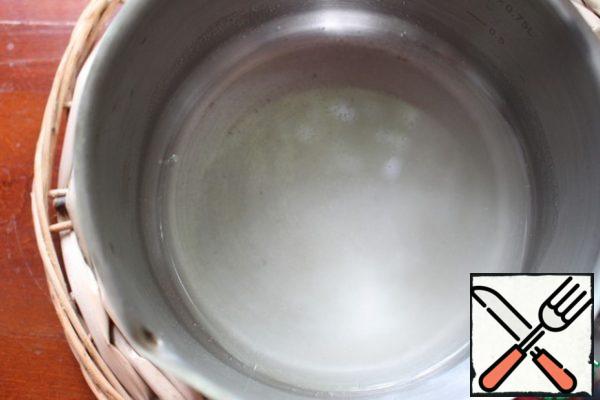 At this time, we make salt prisms. Mix water, salt and agar in a saucepan, bring to a boil and boil for 1-2 minutes.