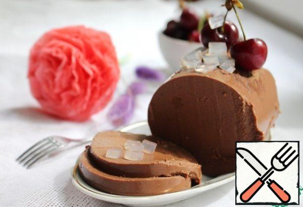 Spread the chocolate pudding from the mold on a plate and spread the salt prisms on top.