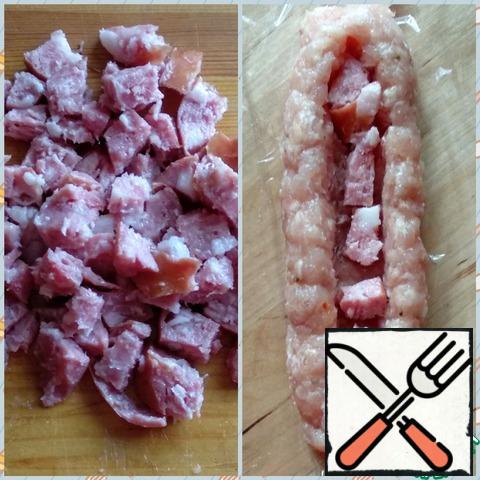 Cut the sausage into small cubes and place it in the middle of the sausage.